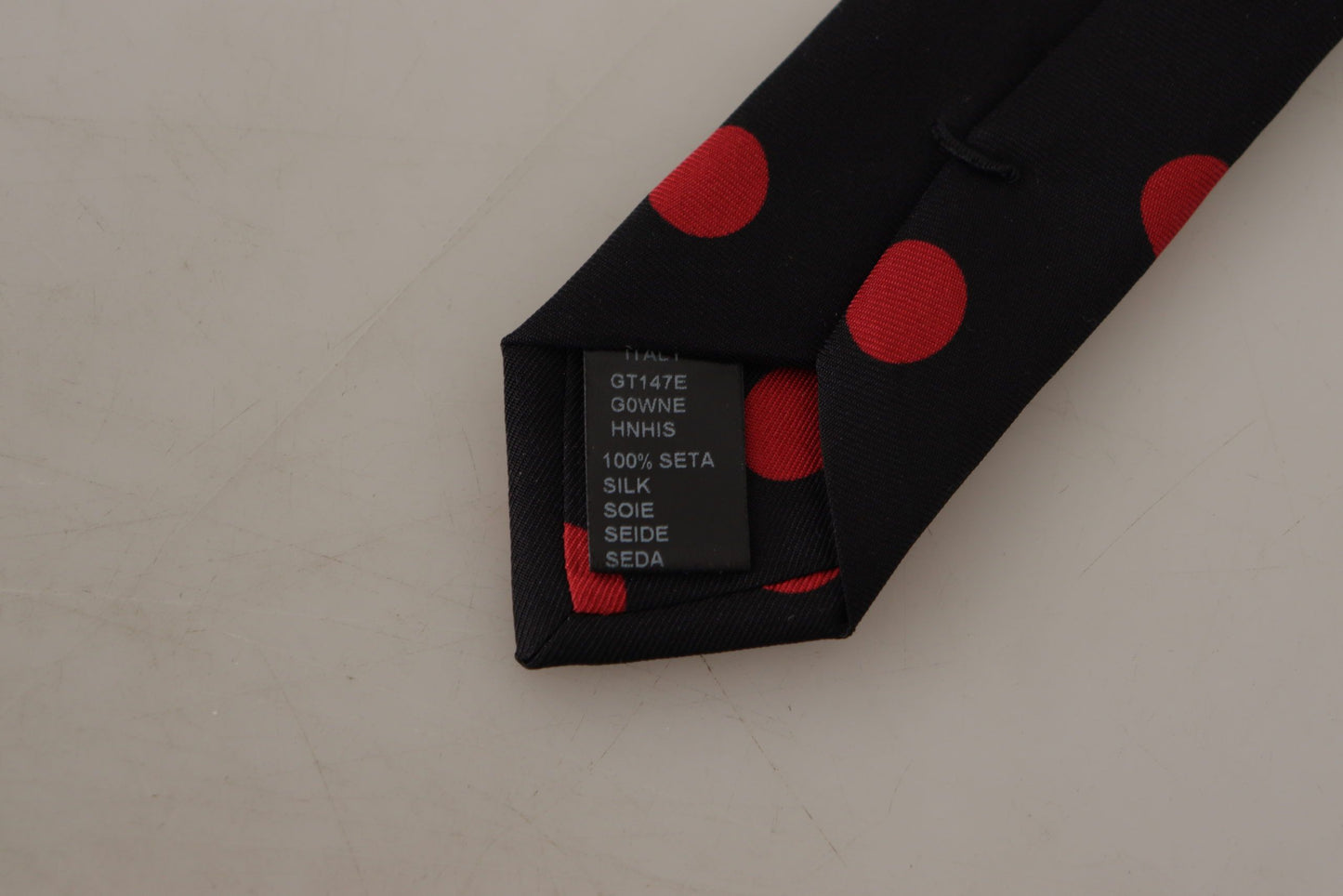 Elegant Silk Tie in Black and Red