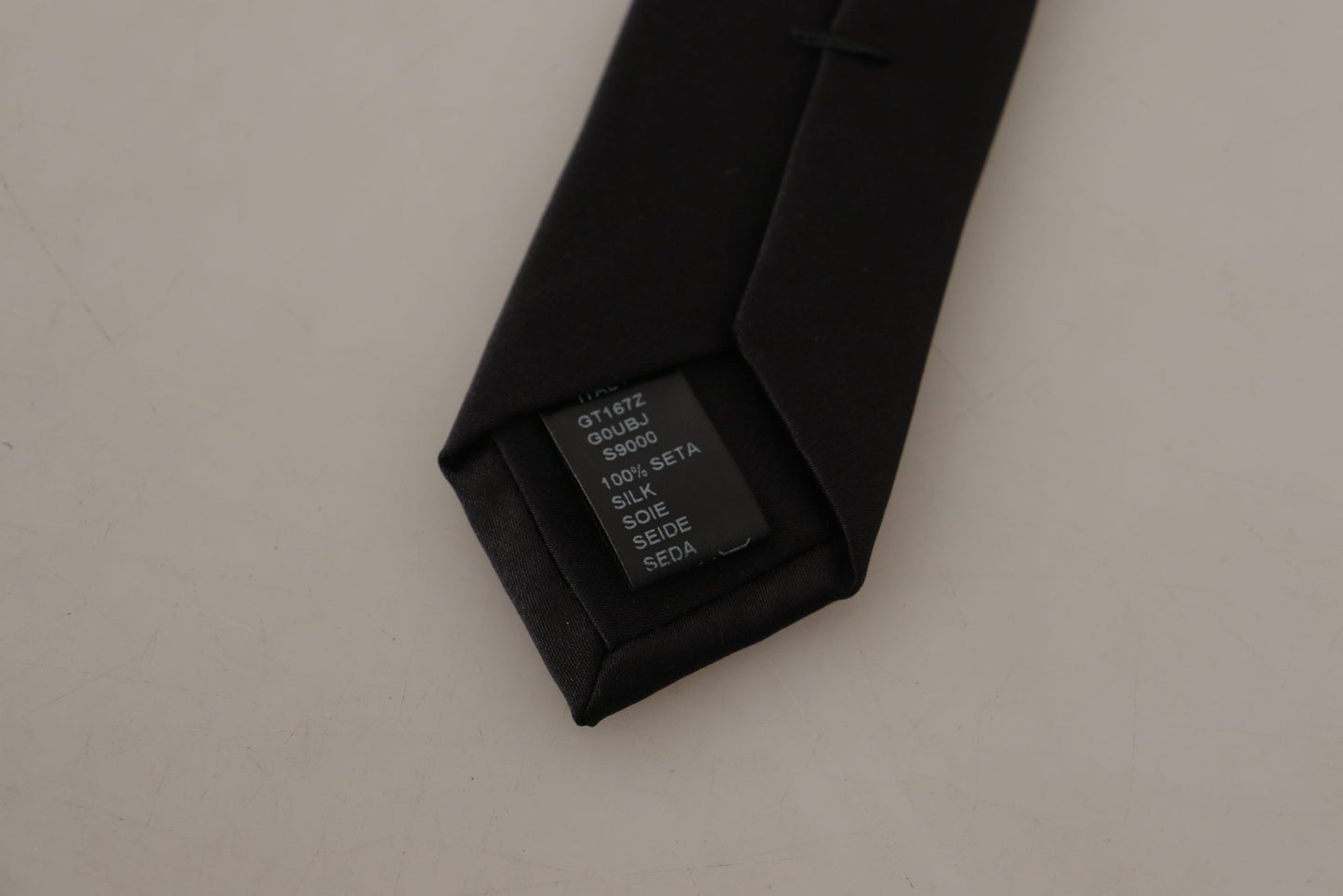 Sleek Silk Tie for the Refined Gentleman