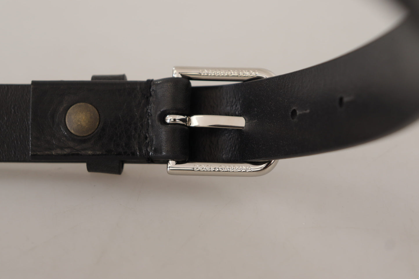 Elegant Leather Belt with Metal Buckle Closure