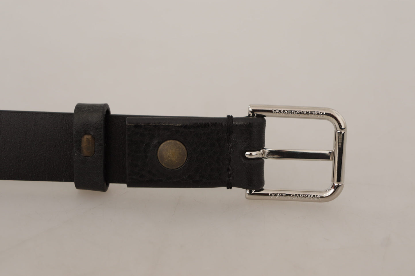 Elegant Leather Belt with Metal Buckle Closure