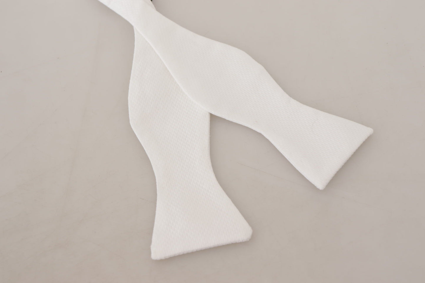 Elegant White Silk Tie for Sophisticated Gentlemen