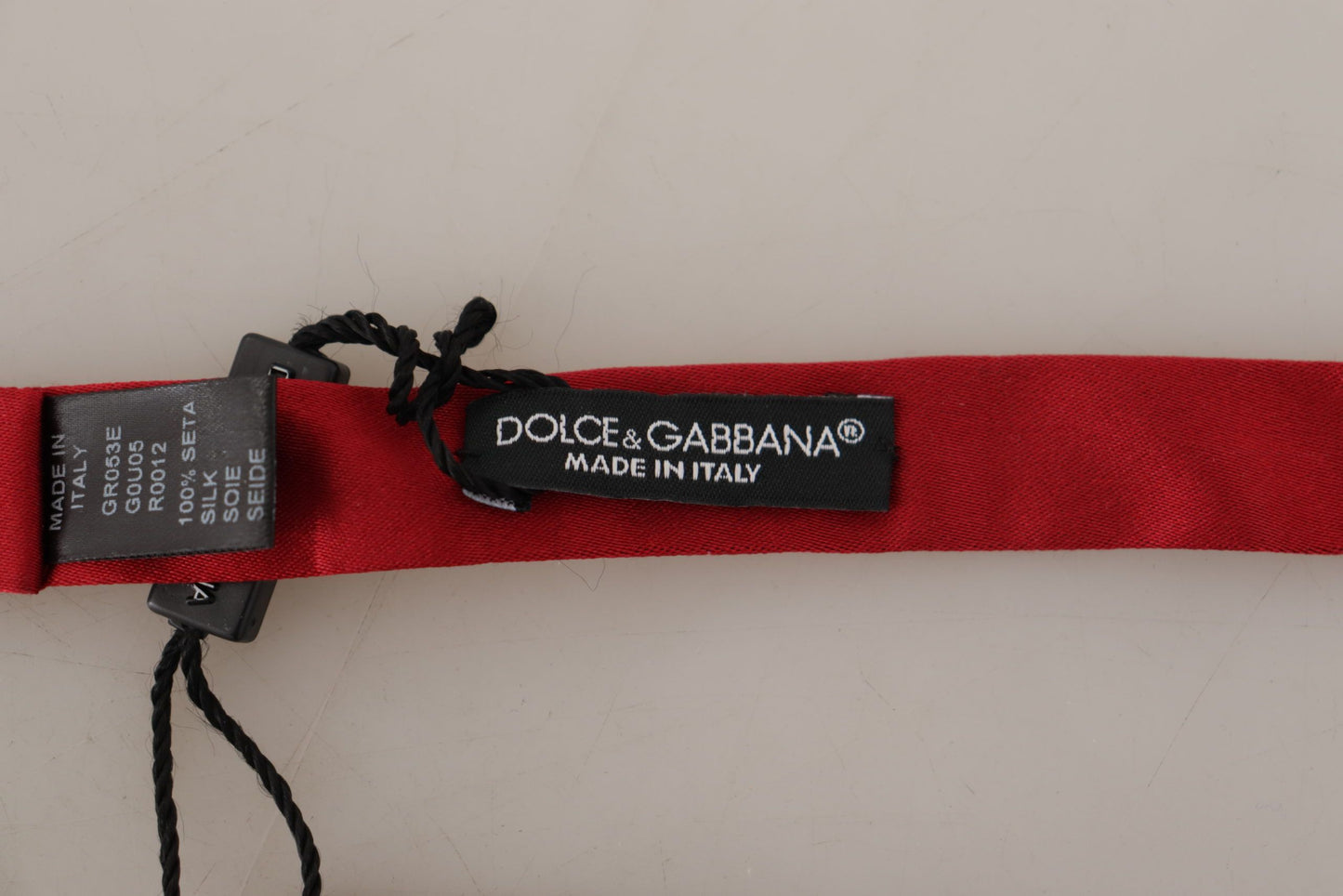 Elegant Red Silk Bow Tie for Distinguished Gentlemen