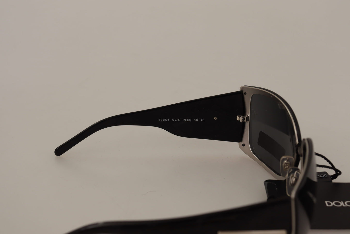 Elegant Monochrome Metal Sunglasses