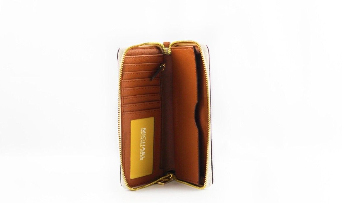 Jet Set Large Vanilla Signature PVC Flat Multifunction Wrist Wallet